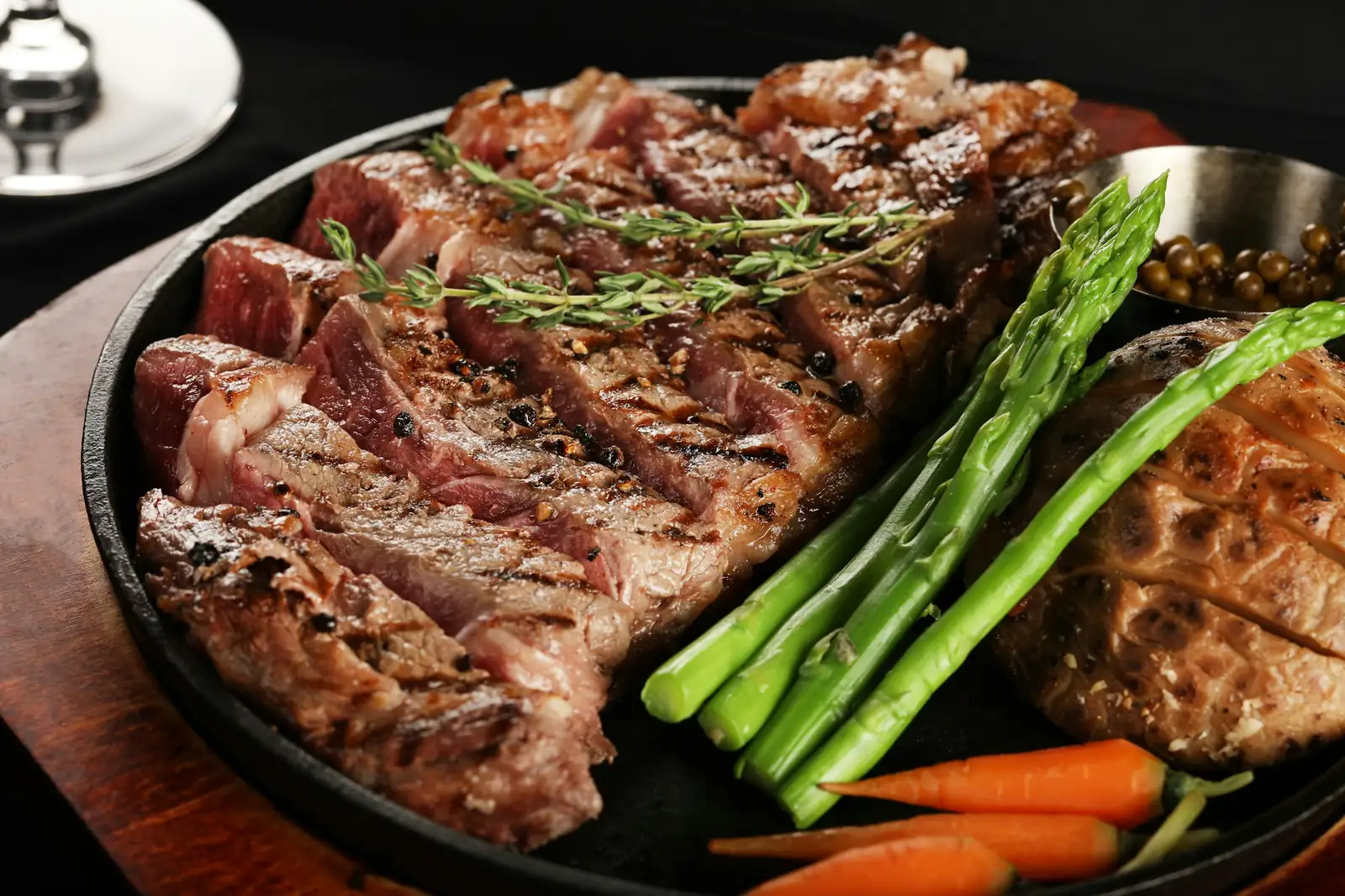 Entrecôte grillad över kol