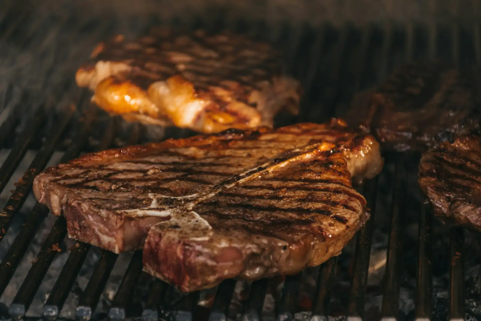 Benfri T-Bone grillad över öppen eld